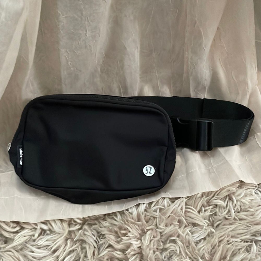 Lululemon Everywhere belt bag